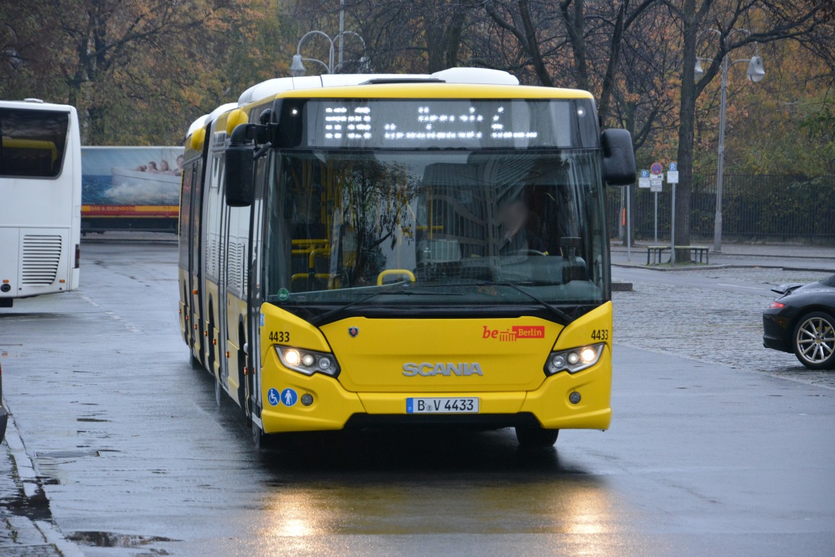 Scania Citywide der BVG mit dem Kennzeichen B-V 4433 auf der Linie M49 am Bahnhof Zoo. Aufgenommen am 19.11.2014.