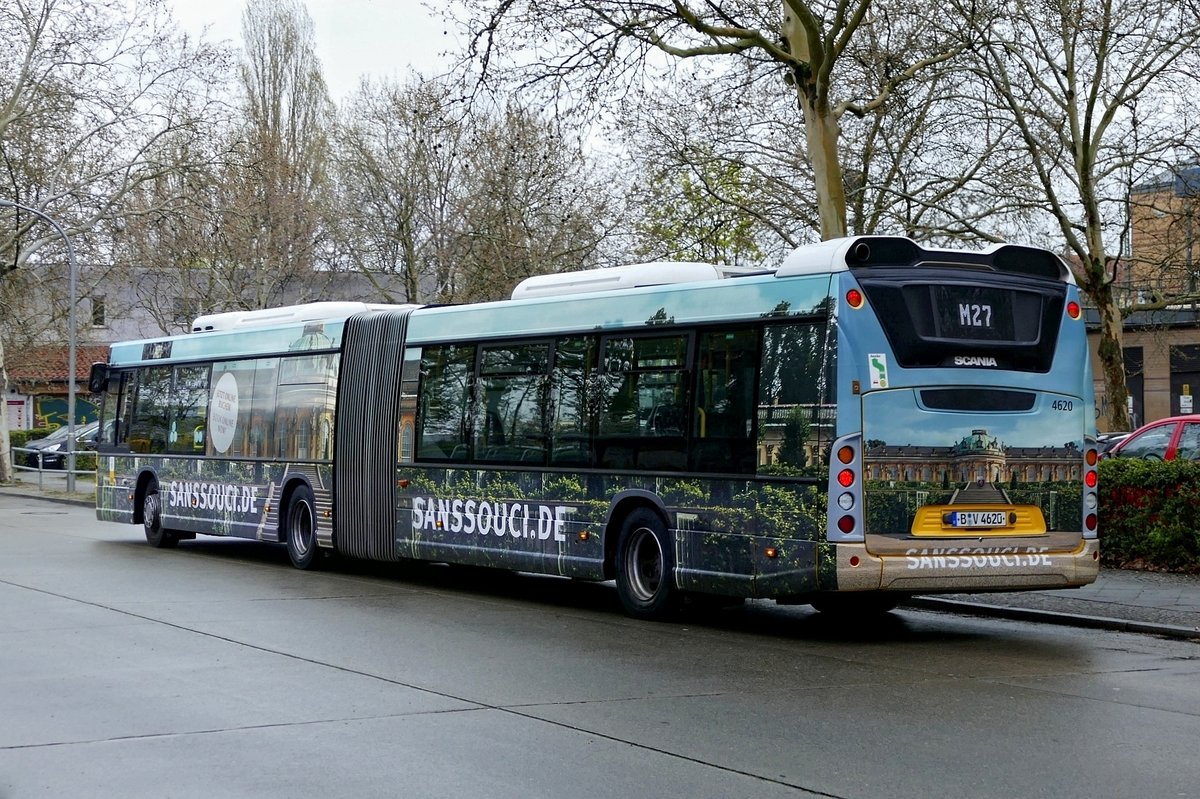 Scania Citywide der BVG, Wagen 4620 ''Sanssouci'', Heckansicht. Berlin - Charlottenburg im April 2019.