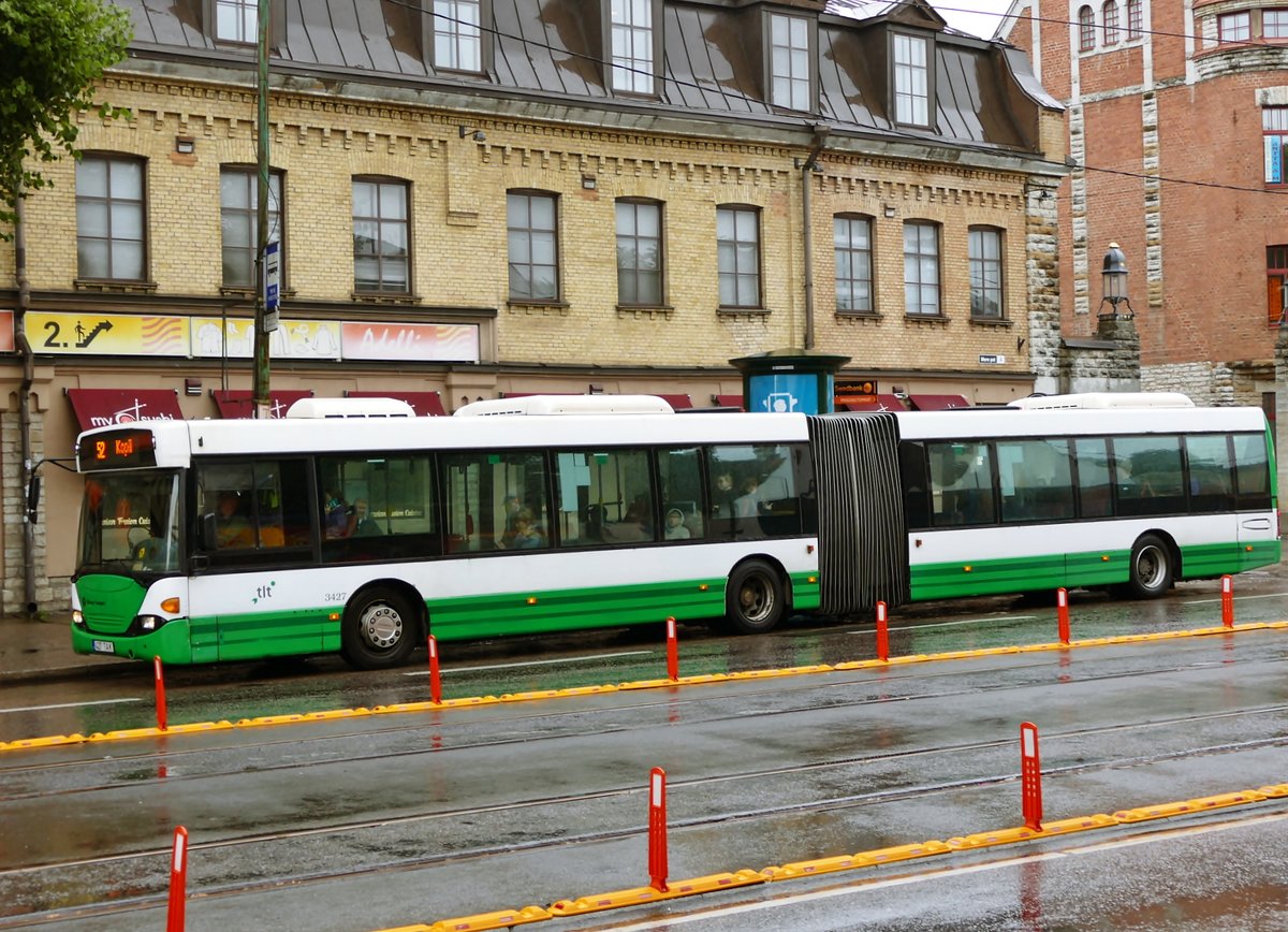 Scania OmniCitylink -CN94 '3427' der tlt - Tallinna Transport (ältere Farbgebung) auf der Linie 52 in Tallinn -Stadt im August 2017.