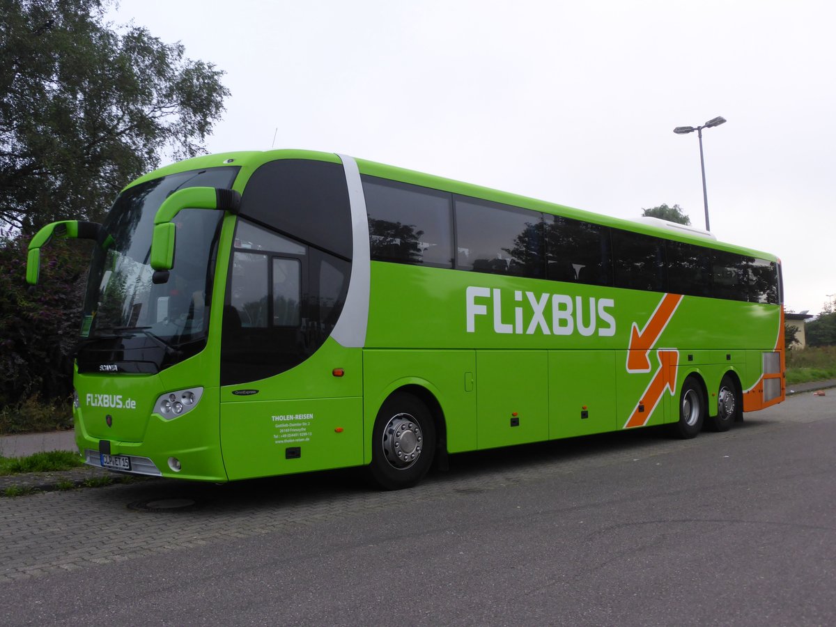 Scania OmniExpress, Tholen-Reisen für Flixbus, am 07.08.2016 auf einem Parkplatz in Trier