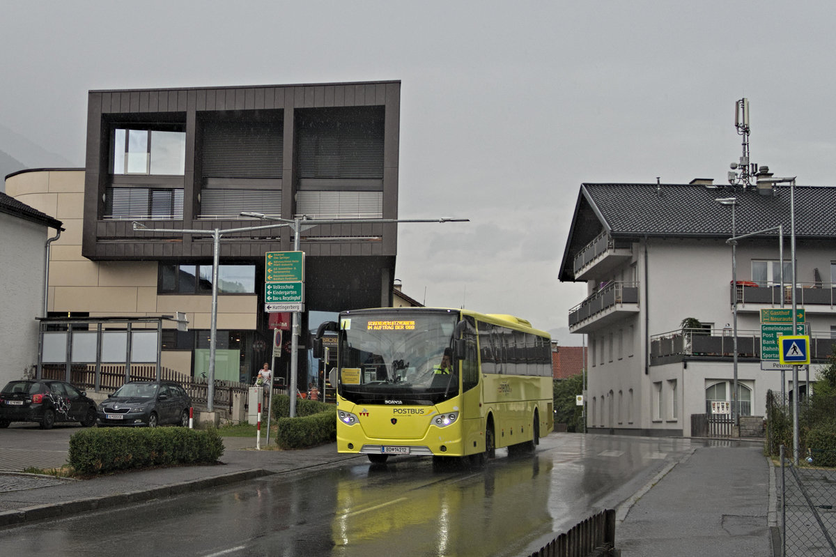 Scania von Postbus (BD-14212) als BB-Schienenersatzverkehr wegen Bauarbeiten zwischen Zirl und Telfs-Pfaffenhofen ausgefallener S-Bahn, in Hatting Dorfplatz. Aufgenommen 28.6.2017.