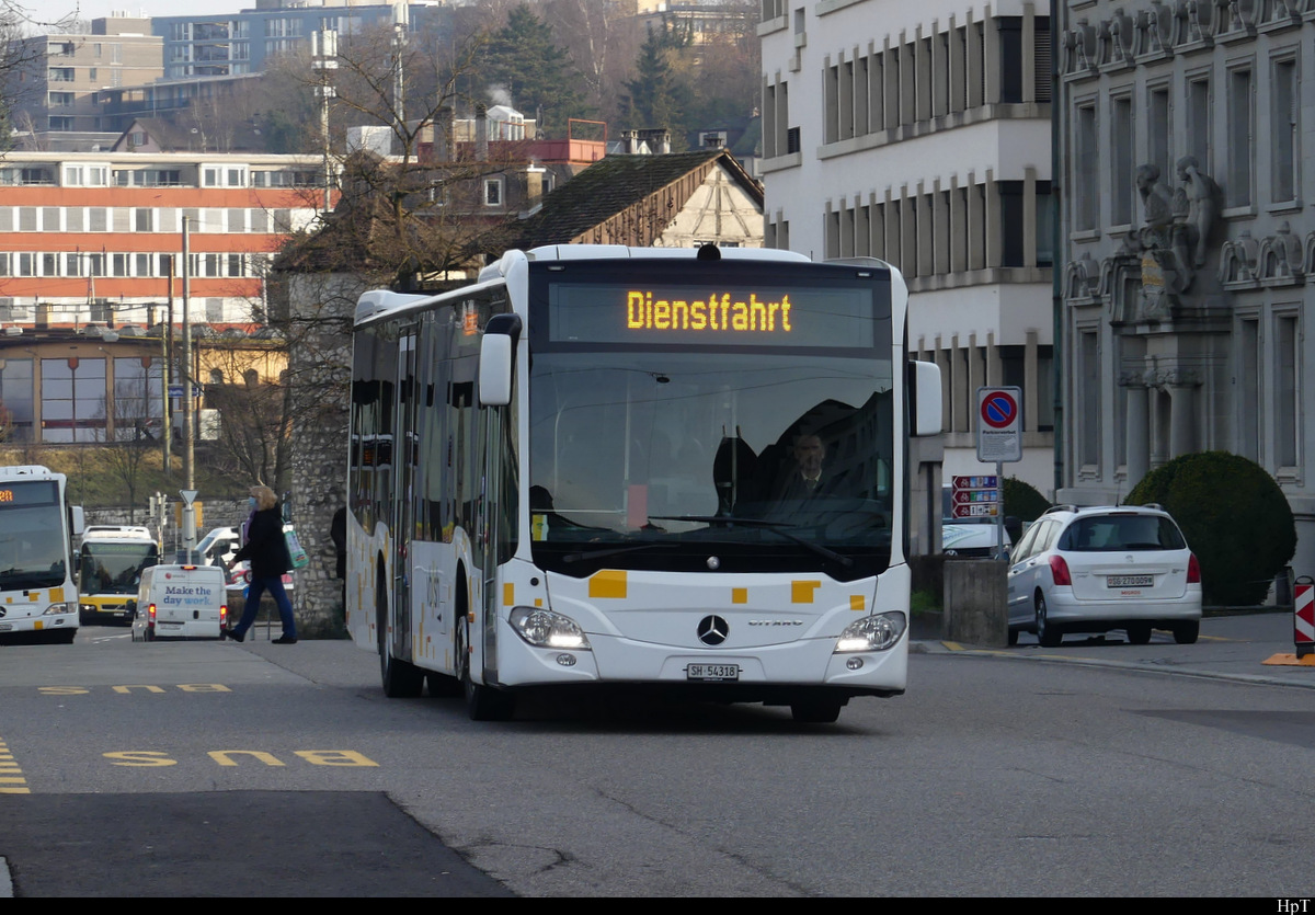 Schaffhausen Bus - Mercedes Citaro Nr.18 SH 54318 mit dem Signet der vb/sh vor dem Bahnhof Schaffhausen unterwegs auf Dienstfahrt am 05.02.2021