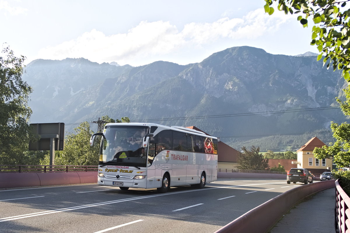 Schienenersatzverkehr für REX nach Schwaz wegen Neubau Vomperbachbrücke, Mercedes-Benz Tourismo von tyrol tour auf der Haller Innbrücke. Aufgenommen 14.8.2019.