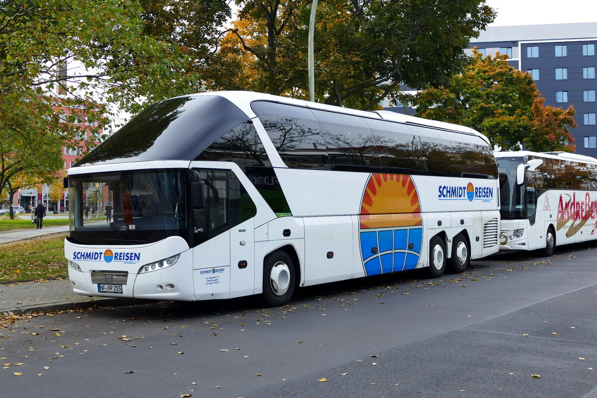 Schmidt Busreisen Gbr- Neoplan N 5218 SHDL Starliner, Berlin-Ostbahnhof im Oktober 2021.
