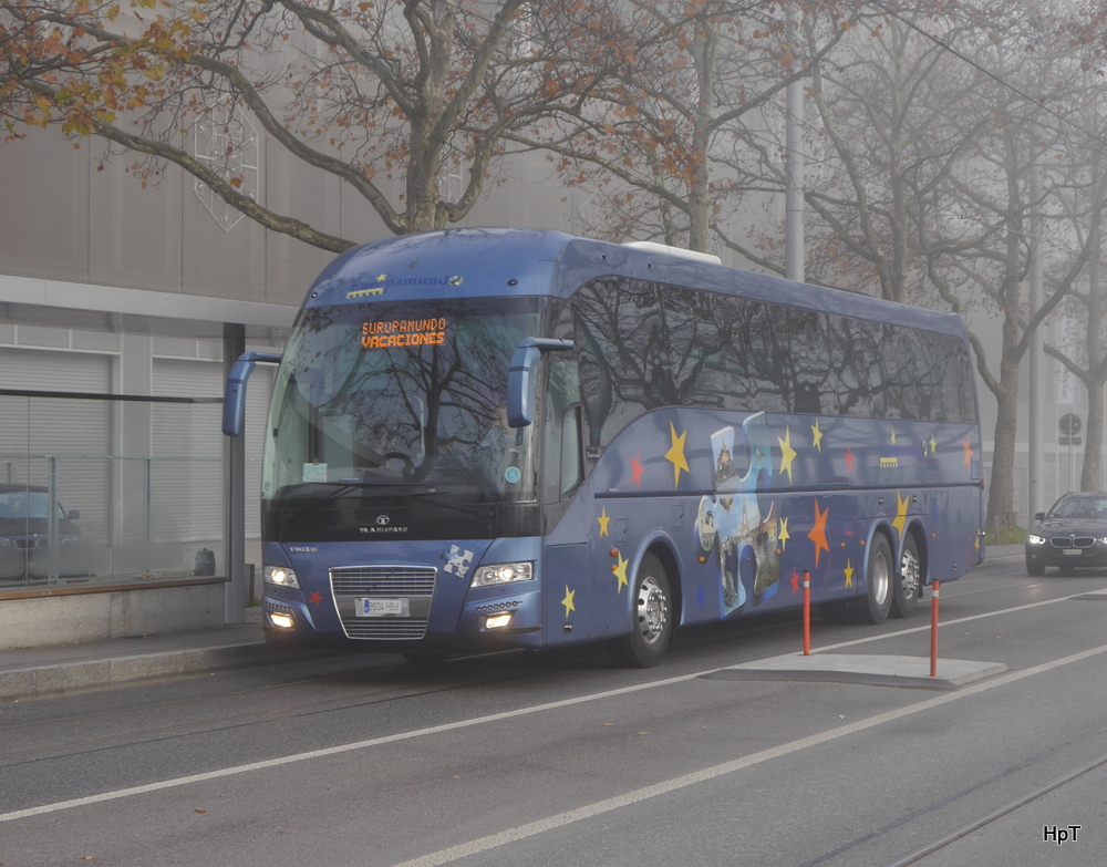 Schnappschuss eines Volvo TATA Hispano Xerus ? Reisecar unterwegs in Bern am 22.11.2014