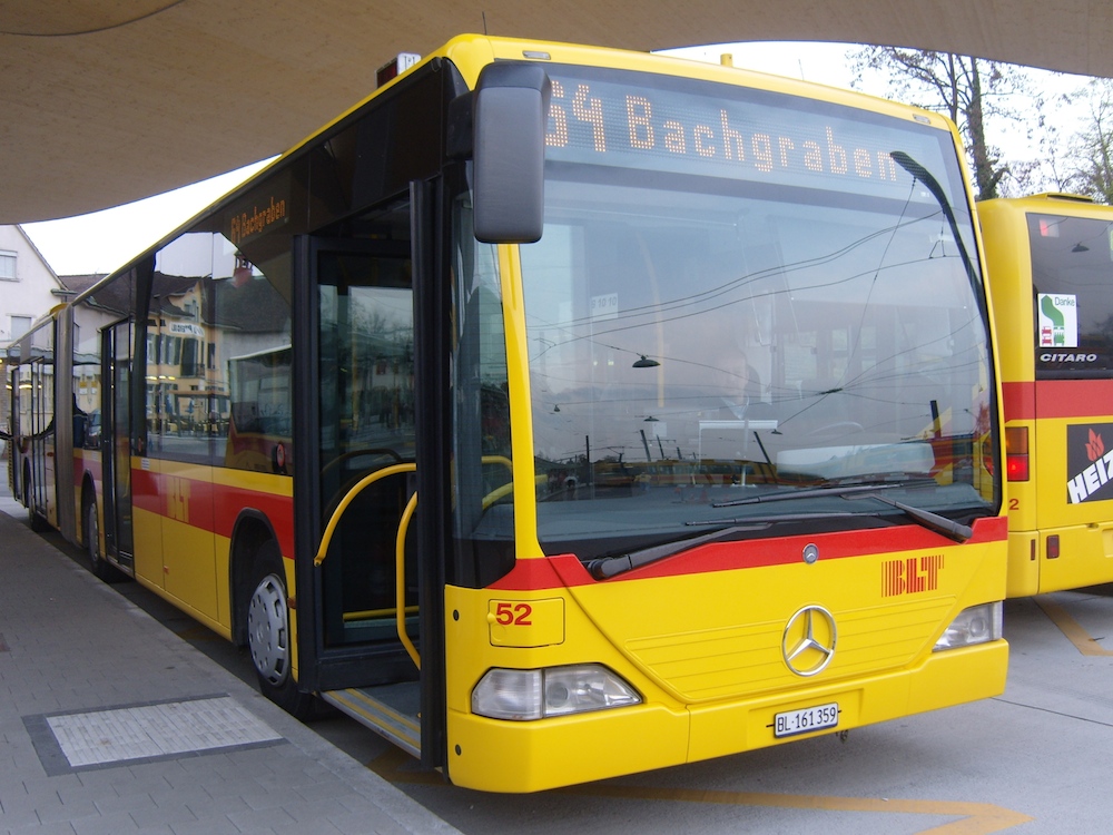 Schon eine Weile her: BLT Mercedes Citaro G Nr. 52 (2001) am 10. April 2010 am Bahnhof Dornach-Arlesheim. Dieser Bus fuhr ursprünglich im Tessin für die TPL. 2009 musterten die TPL verfrüht fast die ganze Serie aus 2001 aus. Die BLT übernahm 2 Gelenkbusse mit den Nummern 52 und 53 ursprünglich, um Kapazitätsengpässe auf der Linie 64 zu beseitigen. Nur wenig später stiessen jedoch weitere (dieses mal neue) Gelenker zur Ergänzung zur Flotte. 