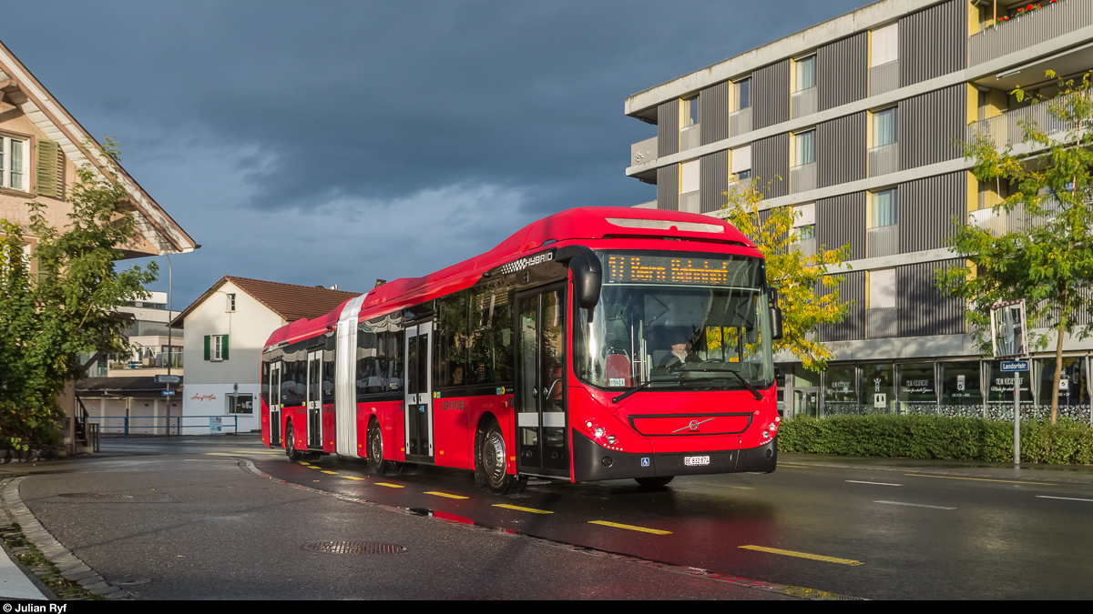 Seit wenigen Tagen im Fahrgasteinsatz: Die ersten neuen Hybridbusse von BERNMOBIL. Wagen 874 erreicht am Abend des 1. Oktober 2016 die Endhaltestelle Köniz Weiermatt.