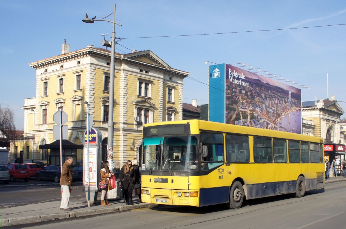 Serbien / Stadtbus Belgrad / City Bus Beograd: Ikarbus IK-103 - Wagen 482 der GSP Belgrad, aufgenommen im Januar 2016 am Hauptbahnhof von Belgrad.