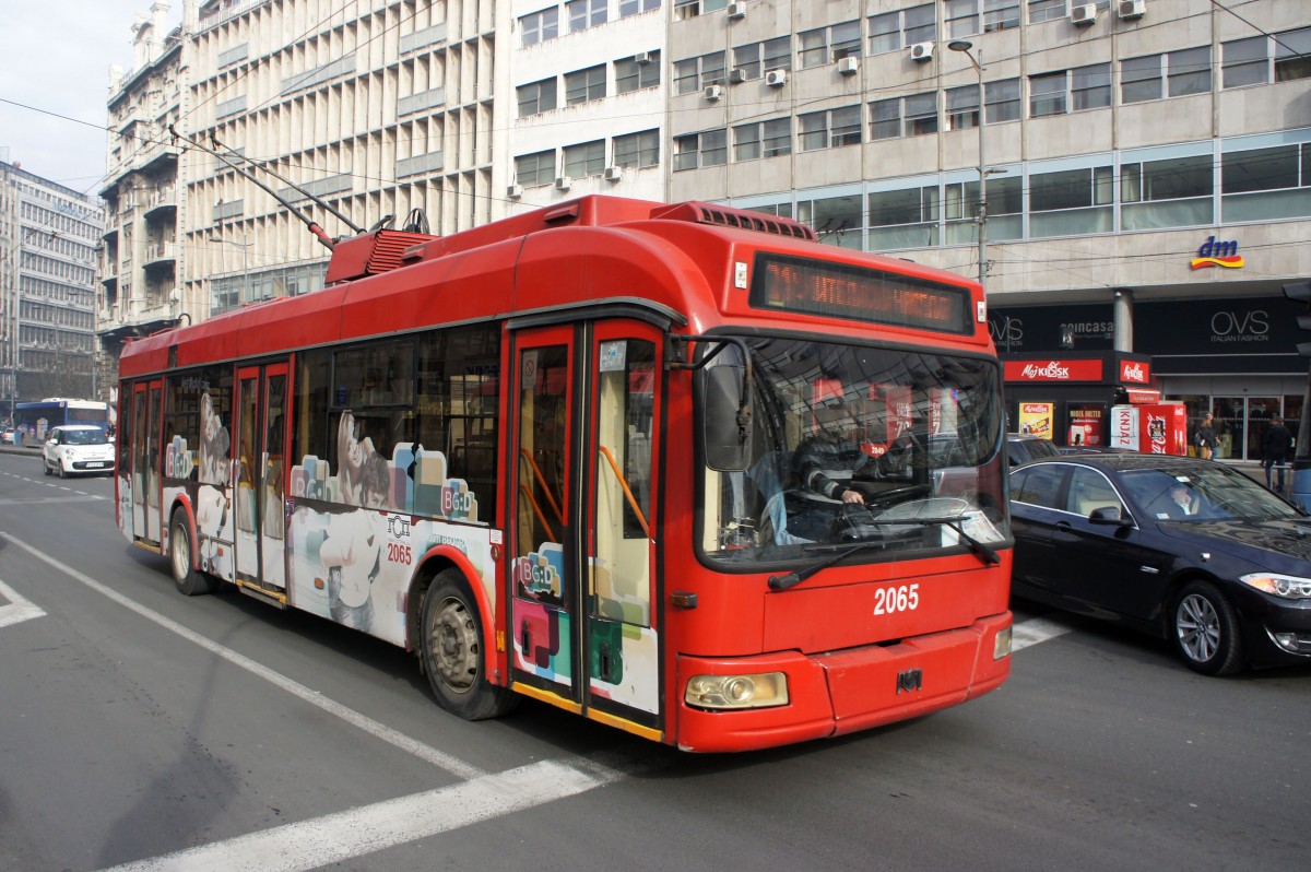 Serbien / Stadtbus Belgrad / City Bus Beograd: Oberleitungsbus BKM (Belkommunmash) AKSM-321 - Wagen 2065 der GSP Belgrad, aufgenommen im Januar 2016 in der Nähe der Haltestelle  Terazije  in Belgrad.