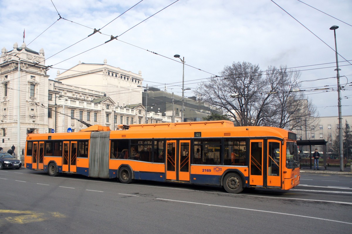 Serbien / Stadtbus Belgrad / City Bus Beograd: Oberleitungsbus BKM (Belkommunmash) AKSM-333 - Wagen 2169 der GSP Belgrad, aufgenommen im Januar 2016 am Platz der Republik (Trg Republike) in Belgrad.