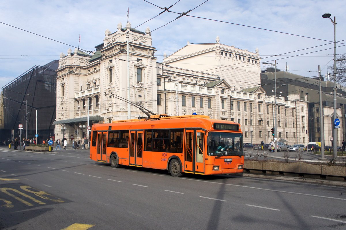 Serbien / Stadtbus Belgrad / City Bus Beograd: Oberleitungsbus BKM (Belkommunmash) AKSM-321 - Wagen 2177 der GSP Belgrad, aufgenommen im Januar 2016 am Platz der Republik (Trg Republike) in Belgrad.