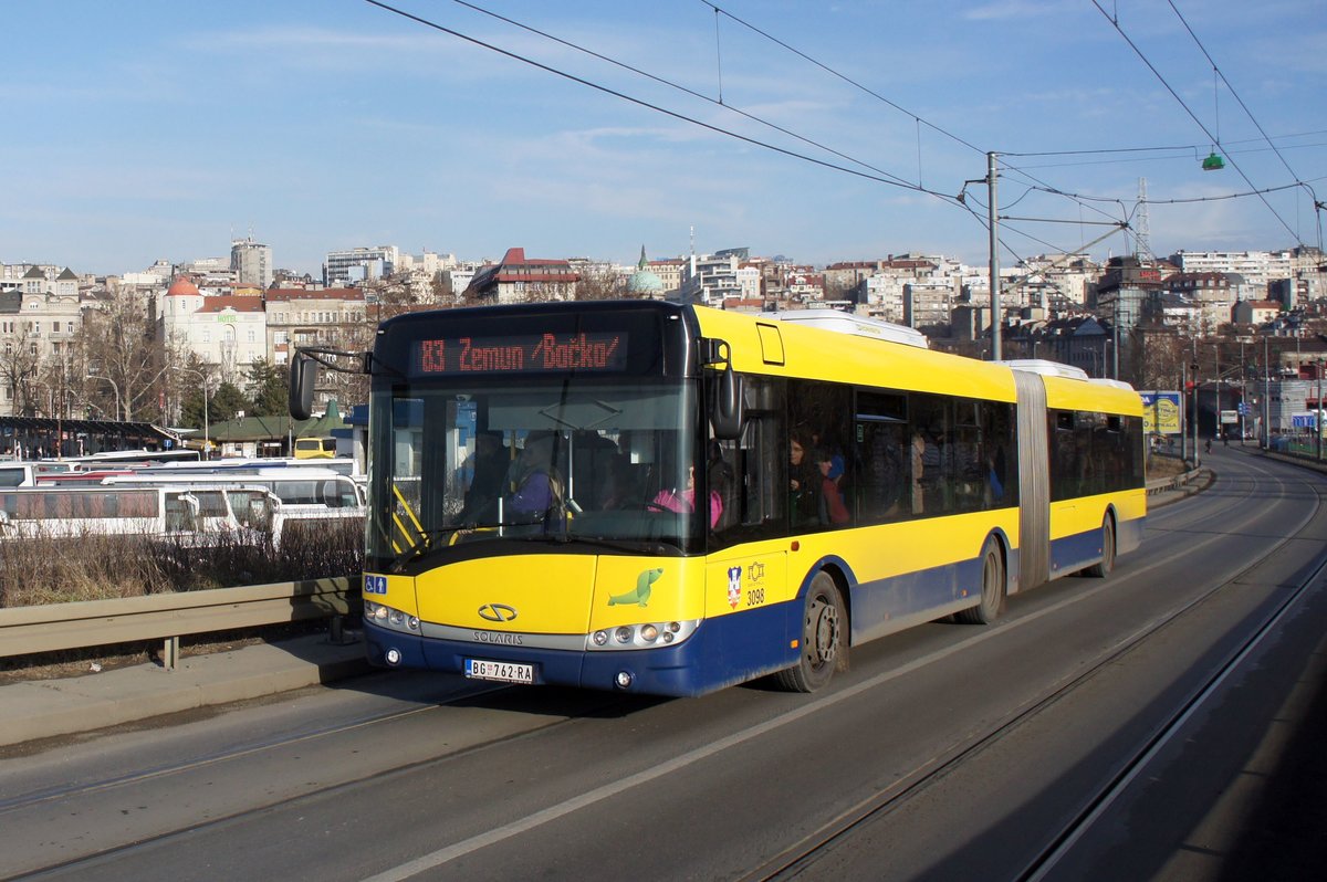 Serbien / Stadtbus Belgrad / City Bus Beograd: Solaris Urbino 18 - Wagen 3098 der GSP Belgrad, aufgenommen im Januar 2016 auf der Brücke über die Save in der Nähe der Haltestelle  Ekonomski fakultet  in Belgrad.