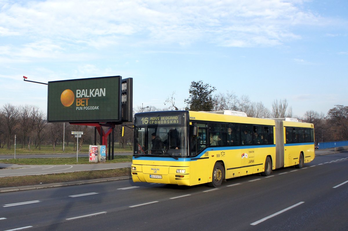 Serbien / Stadtbus Belgrad / City Bus Beograd: MAN SG 313 - Wagen 869 der GSP Belgrad, aufgenommen im Januar 2016 in der Nähe der Haltestelle  Bulevar Nikole Tesle  in Belgrad.
