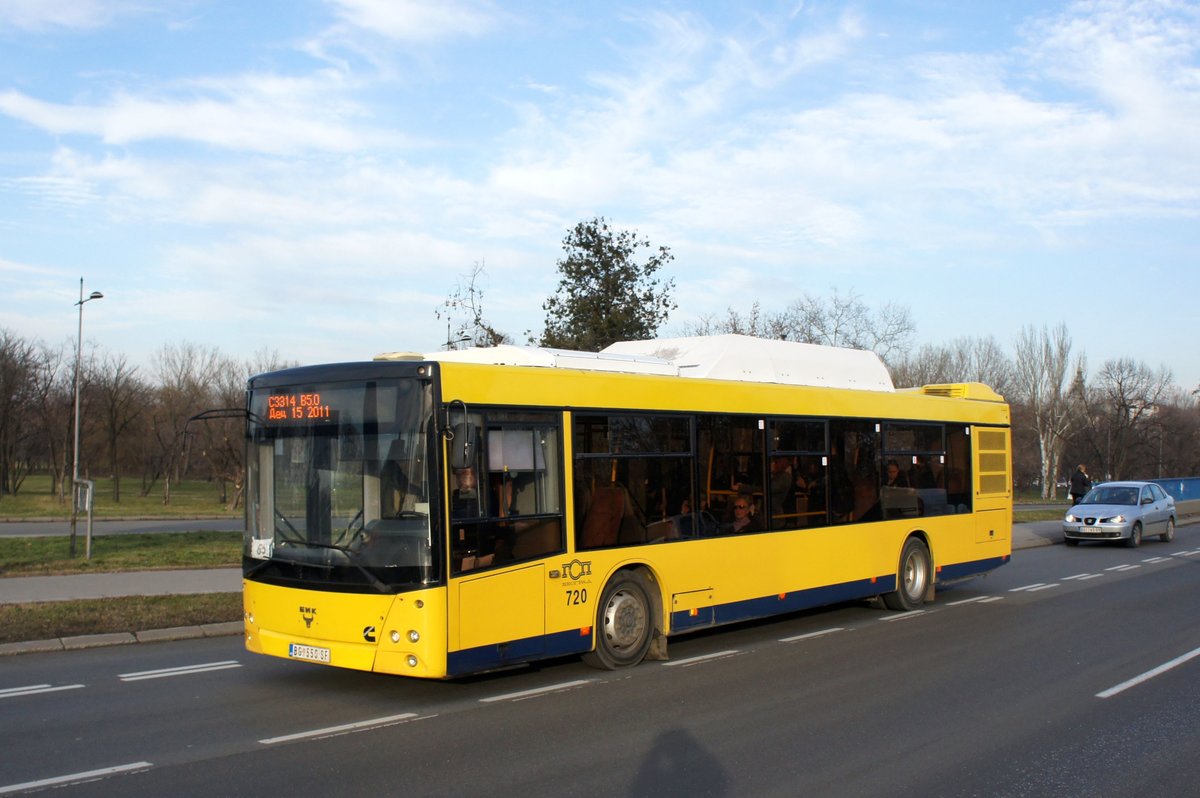Serbien / Stadtbus Belgrad / City Bus Beograd: MAZ-203 (Minski Awtomobilny Sawod) bzw. Erdgasbus MAZ-BIK 203 CNG - Wagen 720 der GSP Belgrad, aufgenommen im Januar 2016 in der Nhe der Haltestelle  Bulevar Nikole Tesle  in Belgrad.
