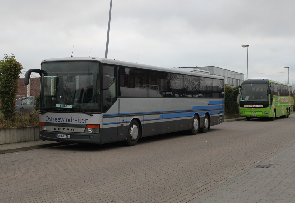 Setra 315 H der Firma Ostseewindreisen und MAN Lion's Coach waren am 28.12.2015 in Hhe Rostock Hauptbahnhof/Sd abgestellt