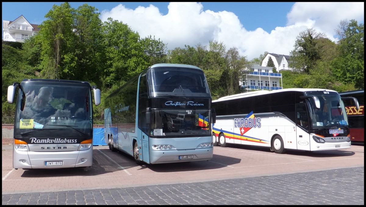 Setra 411 HD von Ramkvillabuss aus Schweden und Neoplan Skyliner von Geißler Reisen aus Deutschland und Setra 516 HD von Eurobus aus der Schweiz im Stadthafen Sassnitz am 13.05.2014