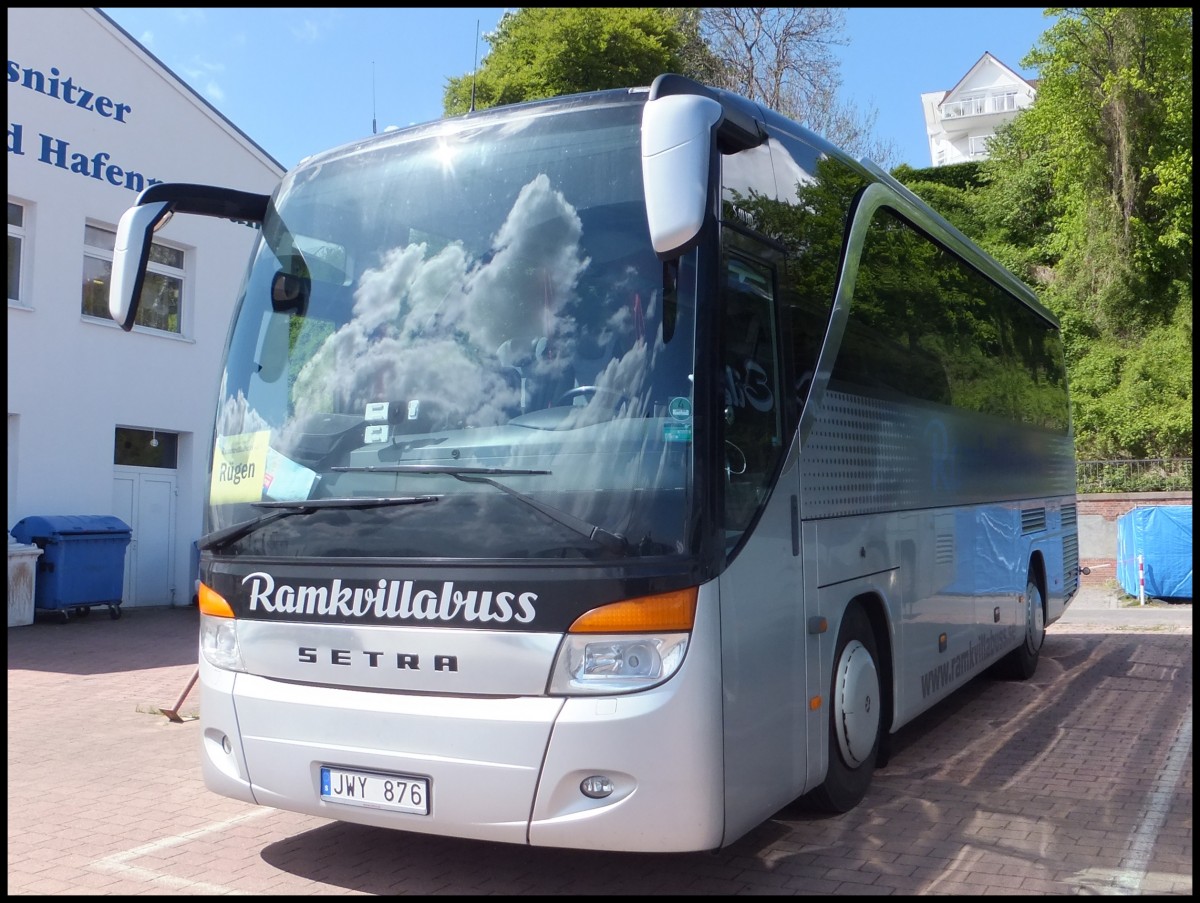 Setra 411 HD von Ramkvillabuss aus Schweden im Stadthafen Sassnitz am 13.05.2014