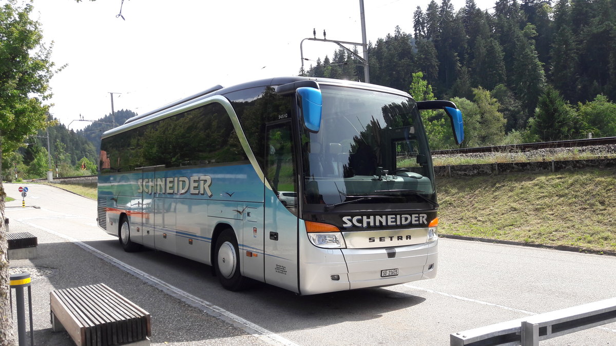 Setra 415 HD bei der Biskuitfabrik Kambly in Trubschachen, Schweiz, Schneider Reisen und Transport AG, Langendorf, SO 21615, Aufgenommen am 28. August 2017