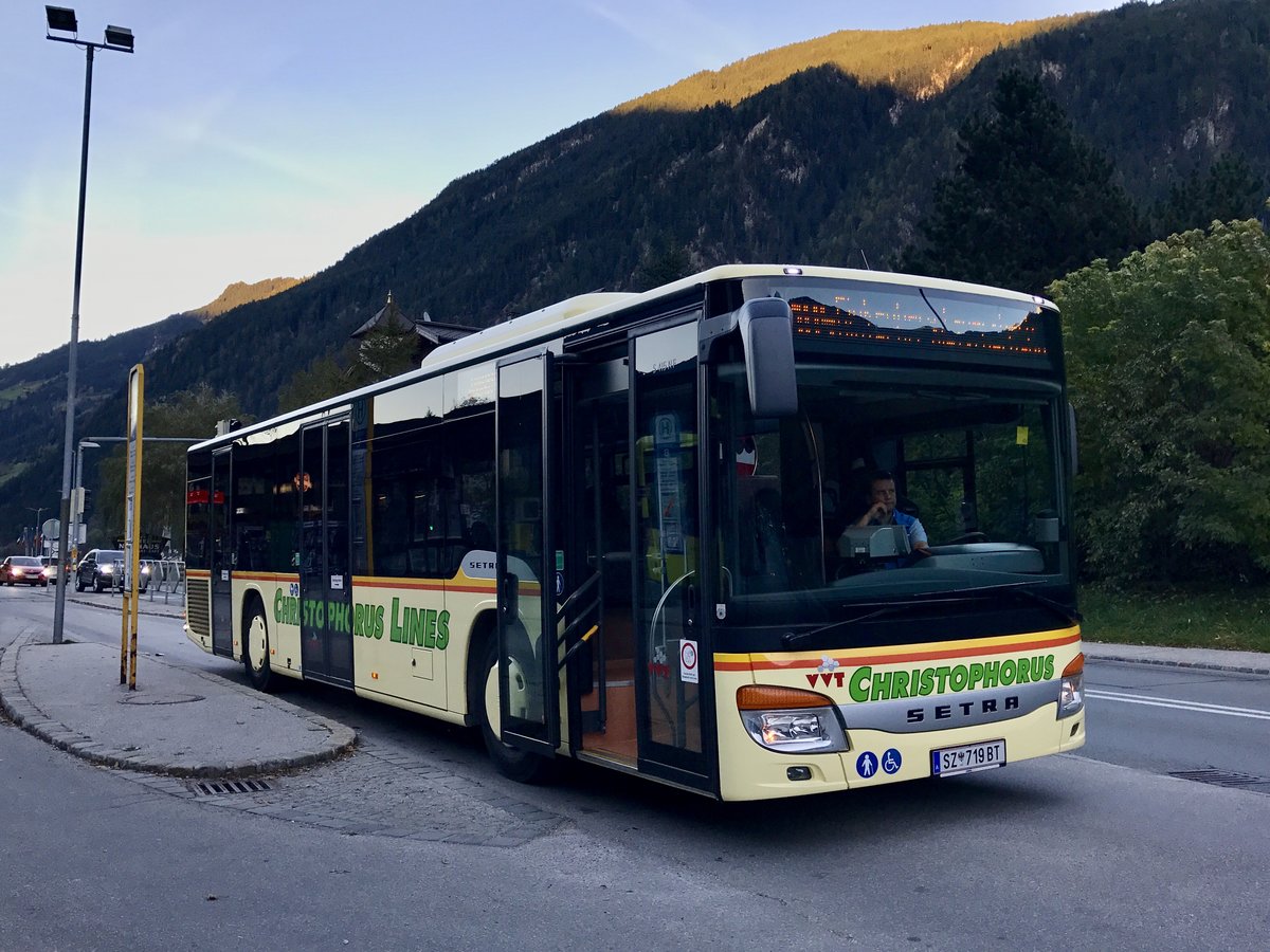 Setra 415 NF von Christophorus am 11.10.17 beim Bahnhof Mayrhofen.