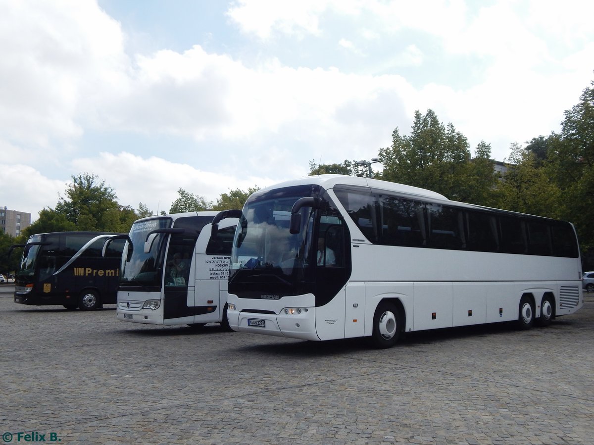 Setra 416 HDH von Carolus - Premium Tours aus Belgien und Mercedes Travego von Jaromír Dvořák - Doprava-Servis aus Tschechien und Neoplan Tourliner Vorführwagen in Potsdam am 24.08.2015