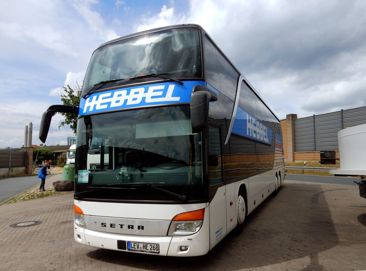 Setra 428 Doppelstock Reisebus von Hebbel Reisen Leverkusen am 07.06.17 auf einer Raststätte der A2.