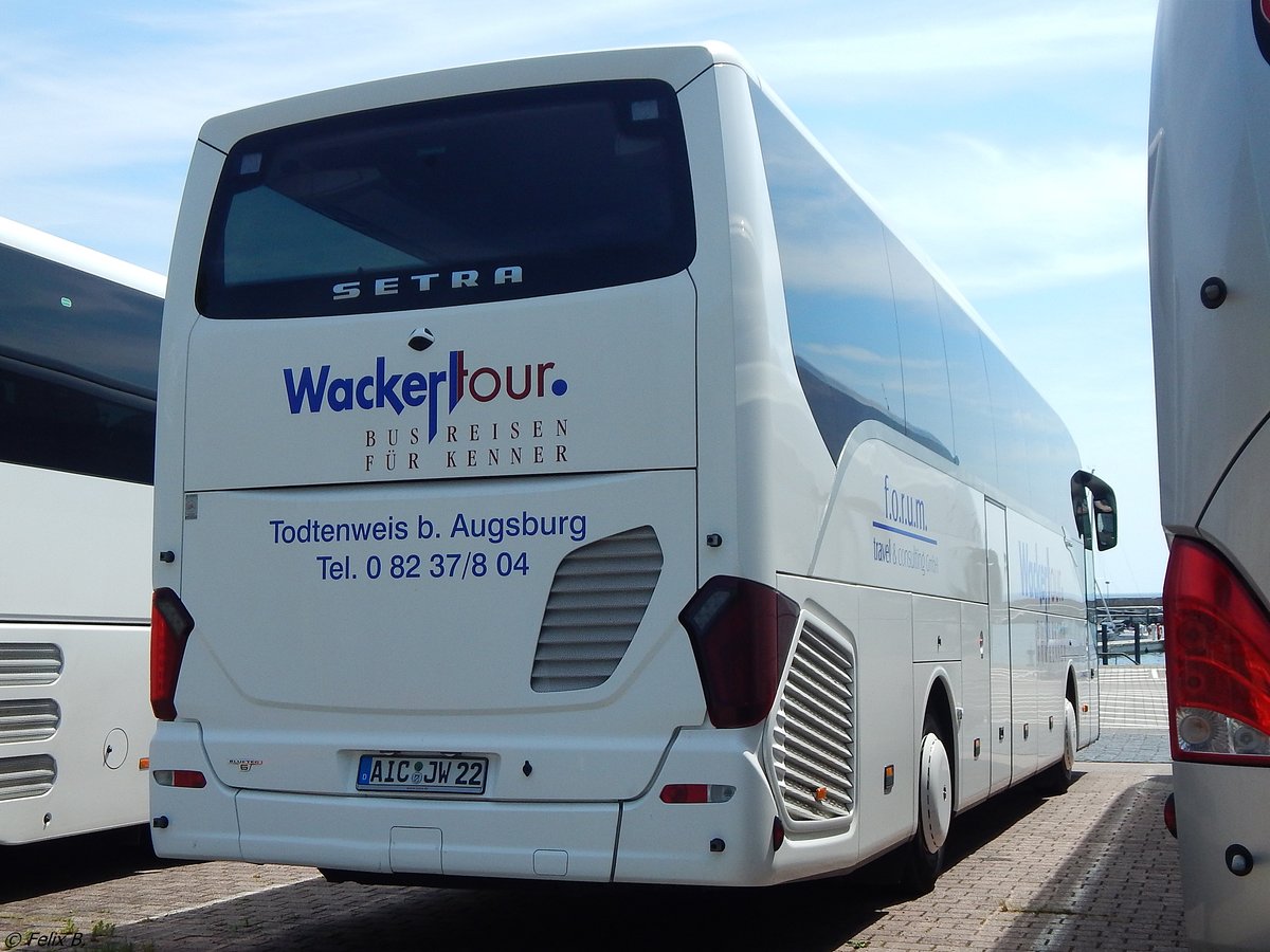 Setra 515 HD von Wackerl Tour aus Deutschland im Stadthafen Sassnitz am 11.06.2017