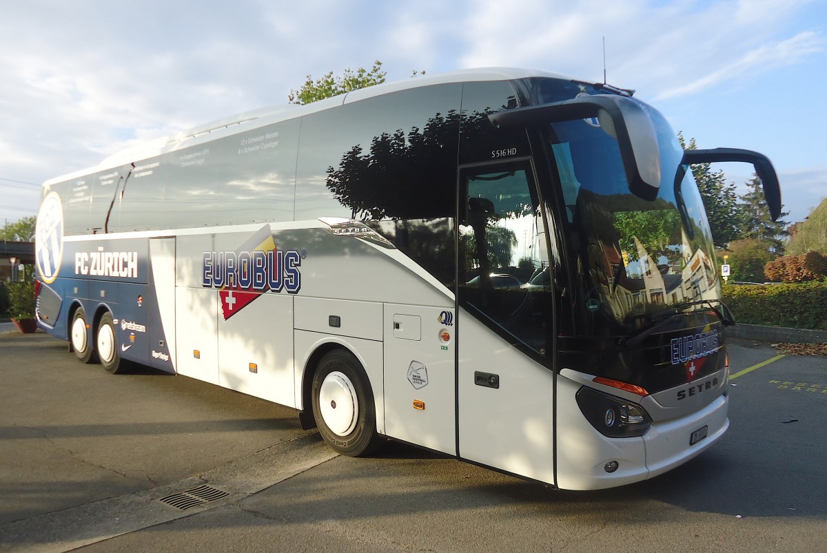 
Setra 516 HD (EW33) Eurobus flambant neuf photographié ce matin, samedi 03.10.2015, à Twann (lac de Bienne)
. Les clefs de ce véhicule, transporteur officiel du FC Zurich, ont officiellement été remise le 28.09.2015, il y a donc quelques jours seulement !