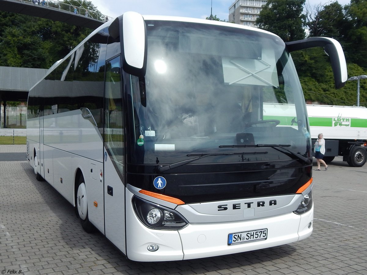 Setra 516 MD von SH Bus & Reisen Schwerin aus Deutschland im Stadthafen Sassnitz am 17.07.2017