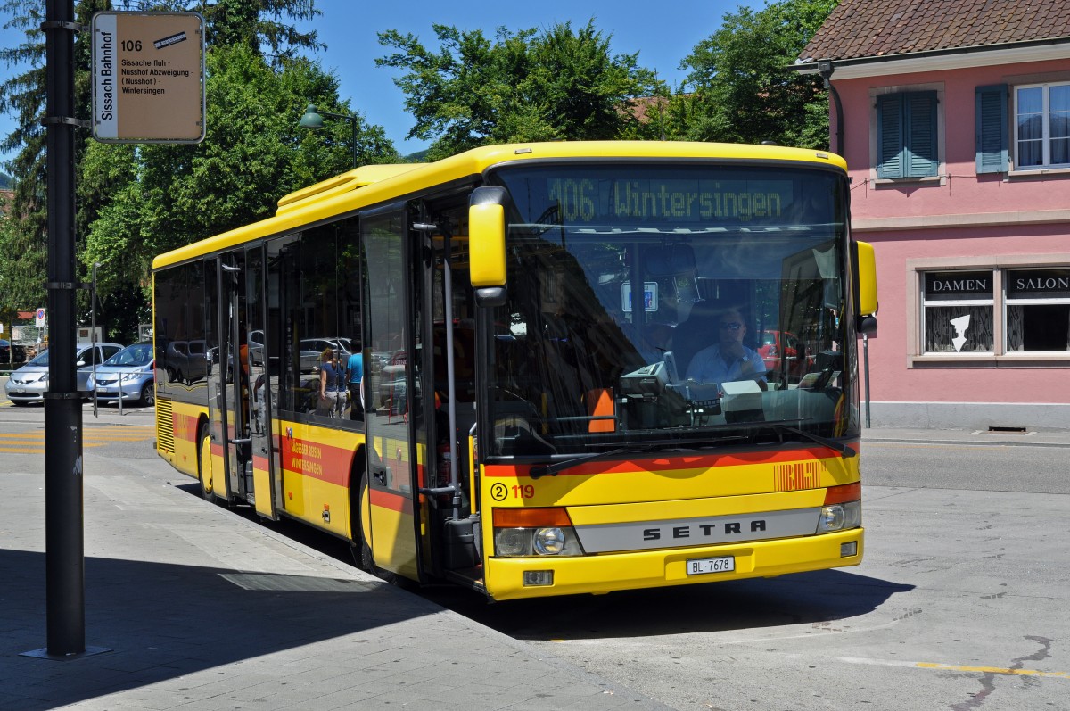SETRA Bus der BLT mit der Betriebsnummer 119 (2) auf der Linie 106 bedient die Haltestelle Beim Bahnhof Sissach. Die Aufnahme stammt vom 28.06.2015.