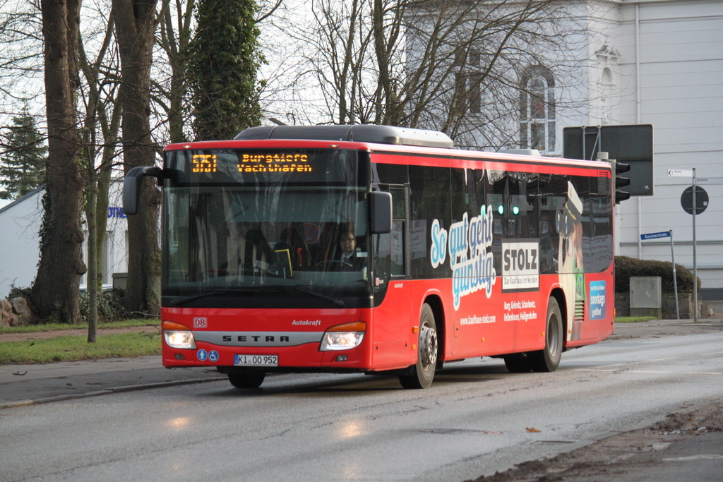 Setra-Bus mit DB-Autokraft Werbung als Linie 5751 Burg auf Fehmarn Niendorfer Platz,nach Burgtiefe Yachthafen via DB-Haltepunkt Fehmarn-Burg gesehen am 21.12.2014 in Burg auf Fehmarn