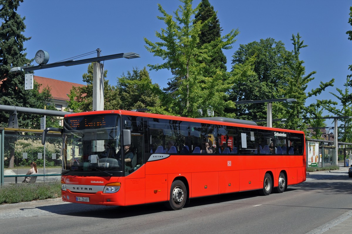 SETRA Bus von Südbadenbus bedient die Haltestelle beim Bahnhof Lörrach. Die Aufnahme stammt vom 10.07.2015.