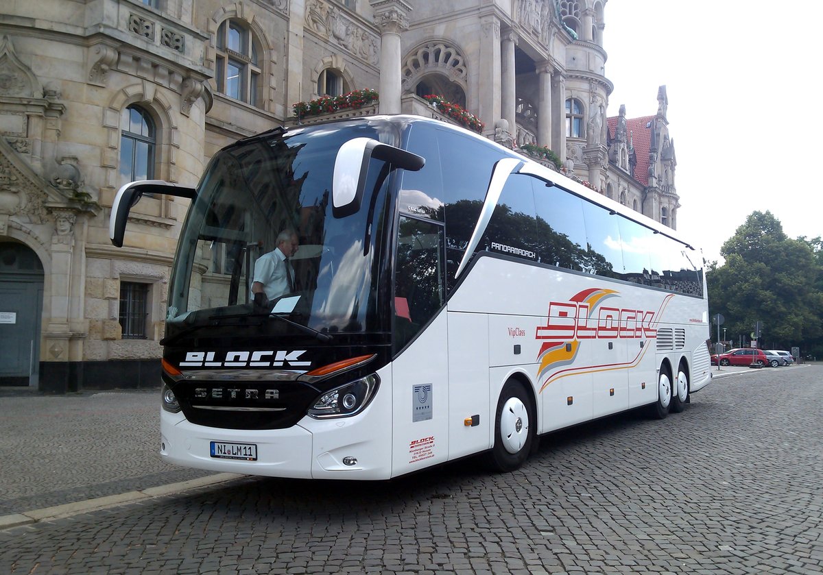 Setra ComfortClass 500 aufgenommen vor dem neuen Rathaus in Hannover am 22.06.2016