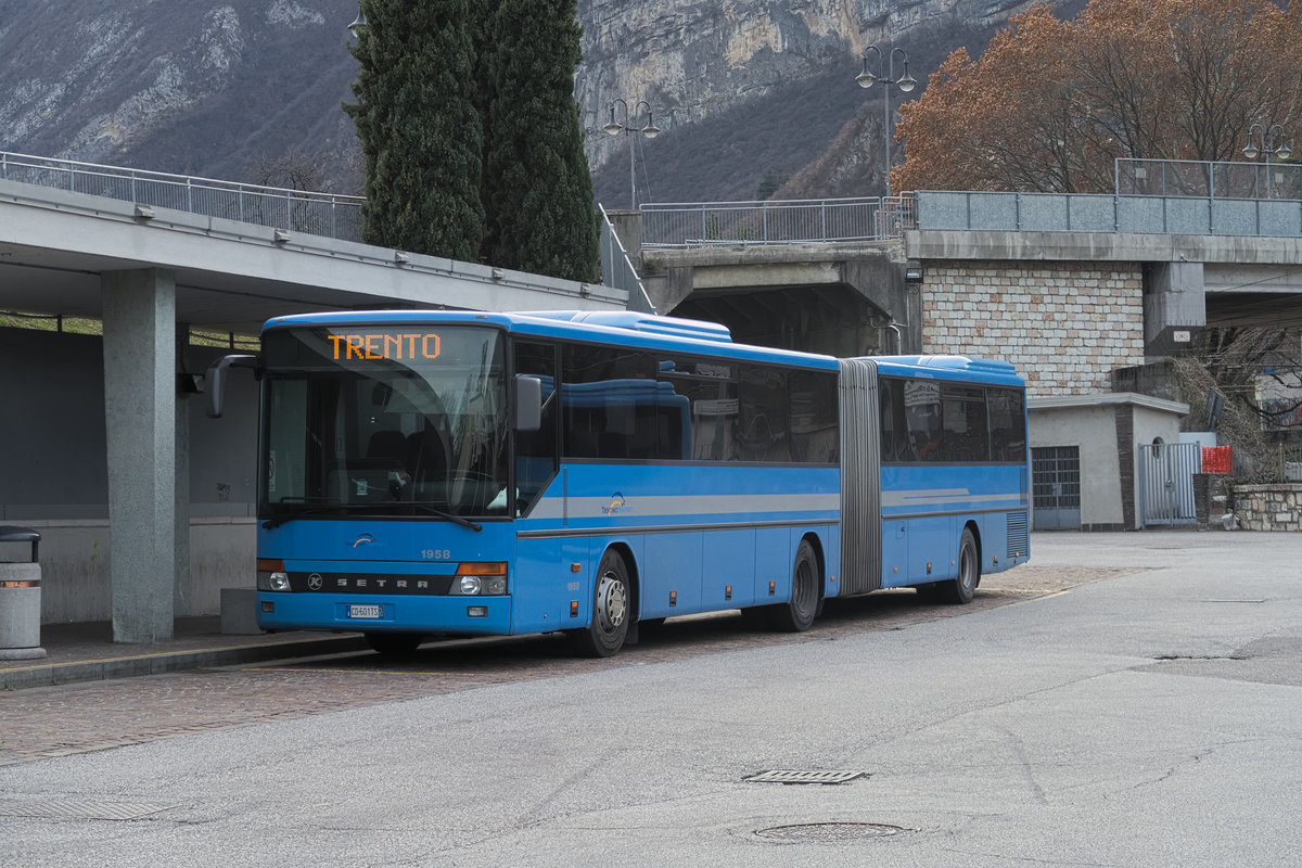 Setra Gelenksbus Nr. 1958 von Trentino Trasporti in Trient am Busbahnhof. Aufgenommen 2.12.2017.