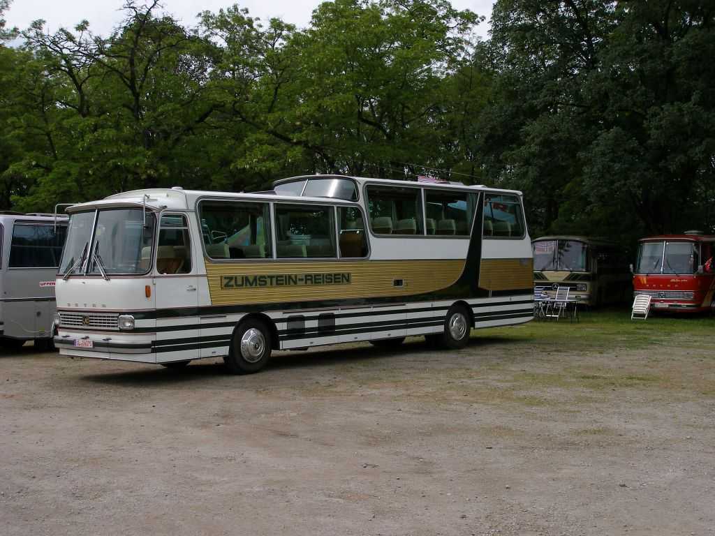 Setra Panorama - Bus auf Basis S 150
Besitzer: Werksmuseum Setra 

aufgenommen 2006 auf dem Setra Treffen