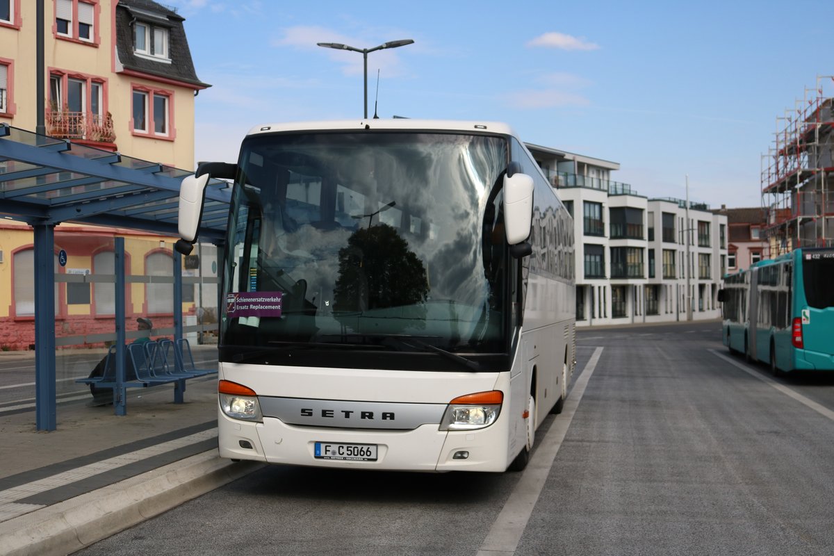 Setra Reisebus als SEV für die Niddertalbahn am 18.04.20 in Bad Vilbel