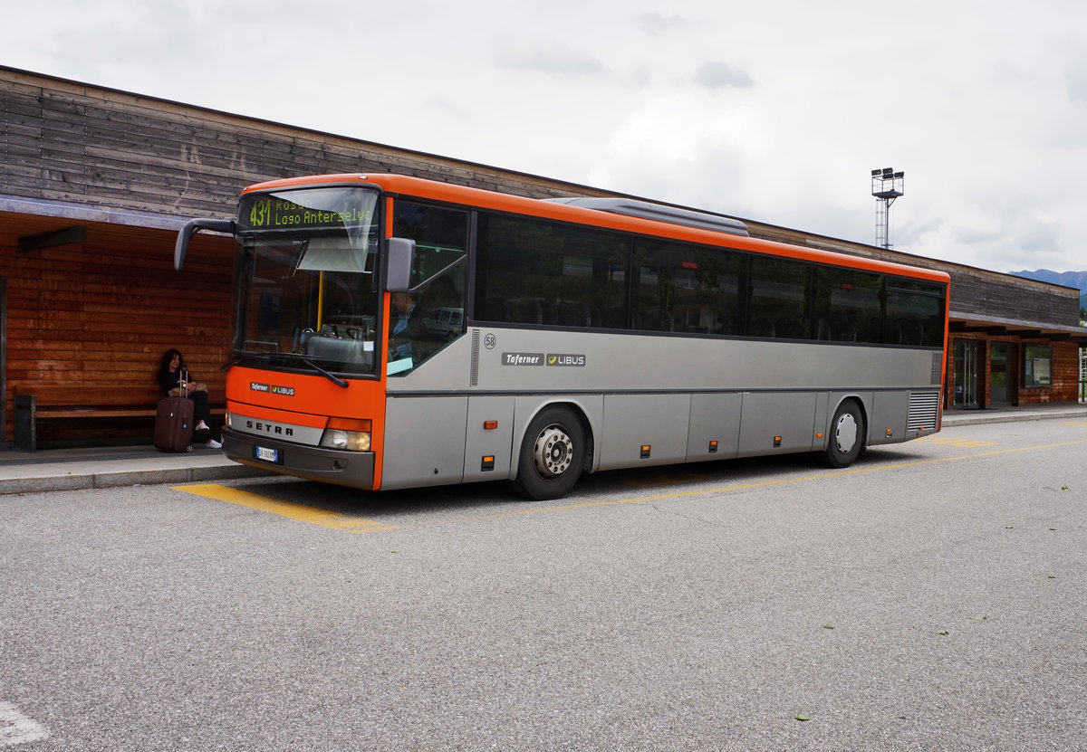 SETRA S 315 H unterwegs auf der Linie 431 (Valdaora, Cabinovia/Olang, Umlaufbahn - Lago di Anterselva/Antholzersee), am 19.6.2016 beim Halt an der Haltestelle Stazione di Valdaora/Bahnhof Olang.