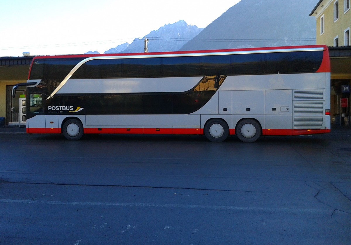 Setra S 400 (Top Class) der POSTBUS GmbH unterwegs auf der Kfl. 4420 (Innsbruck Hbf (Südtiroler Platz Steig A) - Lienz Bahnhof) am 7.12.2015 bei der Ankunft in Lienz Bahnhof.