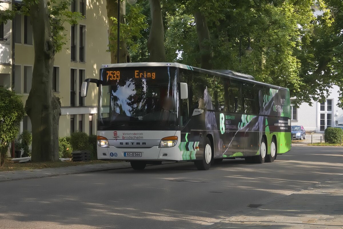 Setra S 400er-Serie von Brodschelm (AÖ-B 544) als Linie 7539 in Simbach am Inn, Alleestraße. Aufgenommen 27.7.2022.