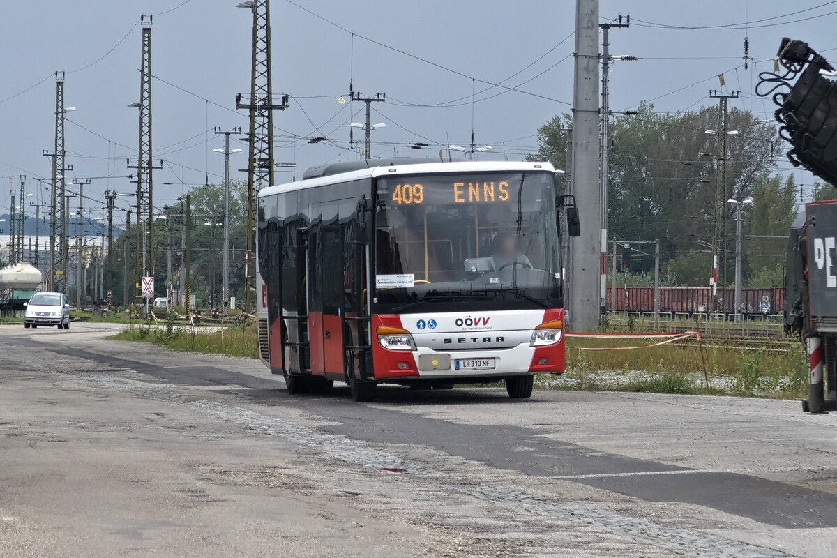 Setra S 400er-Serie (L-310NF) als Linie 409 beschildert, abgestellt am Bhf. Enns. Aufgenommen 16.9.2022.
