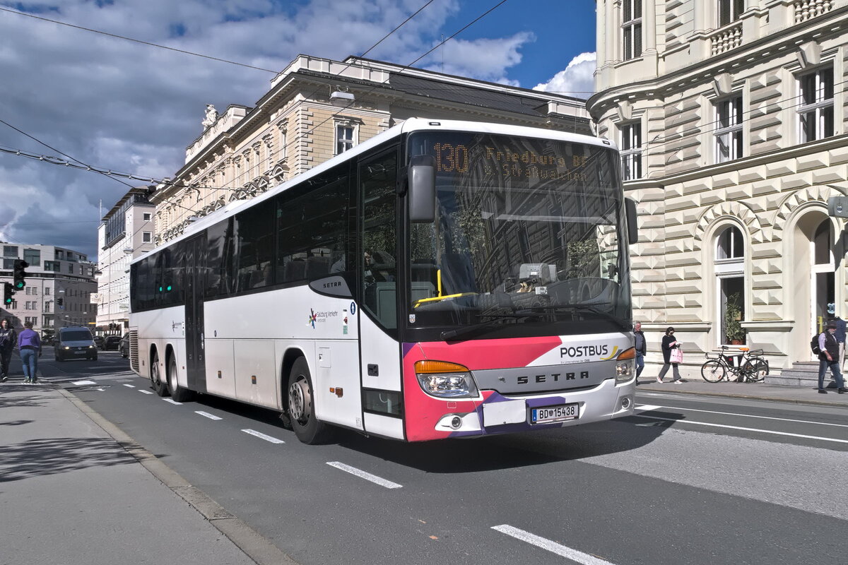 Setra S 400er-Serie von Postbus (BD-15438) als Linie 130 in Salzburg, Mirabellplatz. Aufgenommen 21.9.2022.