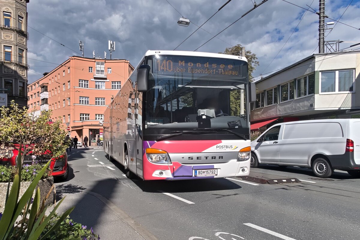 Setra S 400er-Serie von Postbus (BD-15792) als Linie 140 in Salzburg, Rainerstraße. Aufgenommen 21.9.2022.