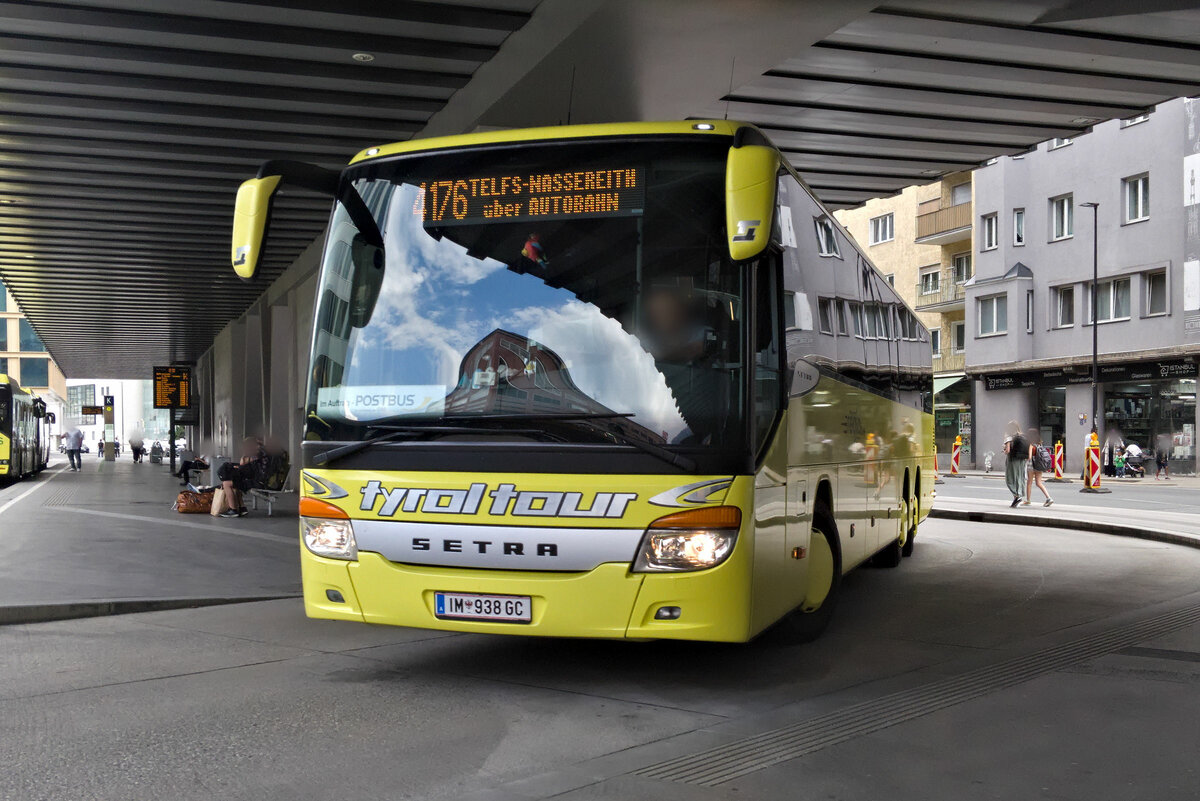 Setra S 400er-Serie von Tyrol Tour (IM-938GC) als Linie 4176 am Busbahnhof in Innsbruck. Aufgenommen 1.6.2023.
