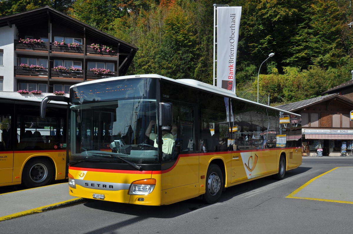 Setra S 415 Bus wartet beim Bahnhof in Brienz. Die Aufnahme stammt vom 10.10.2014.