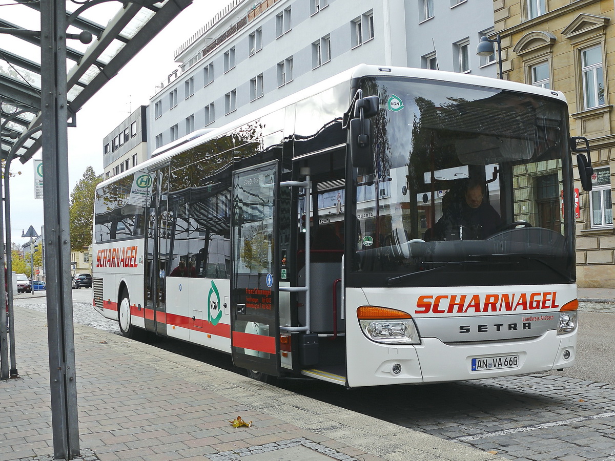Setra S 415 business der Firma Franz Scharnagel vor dem Bahnhof Ansbach am 02. November 2018. 
