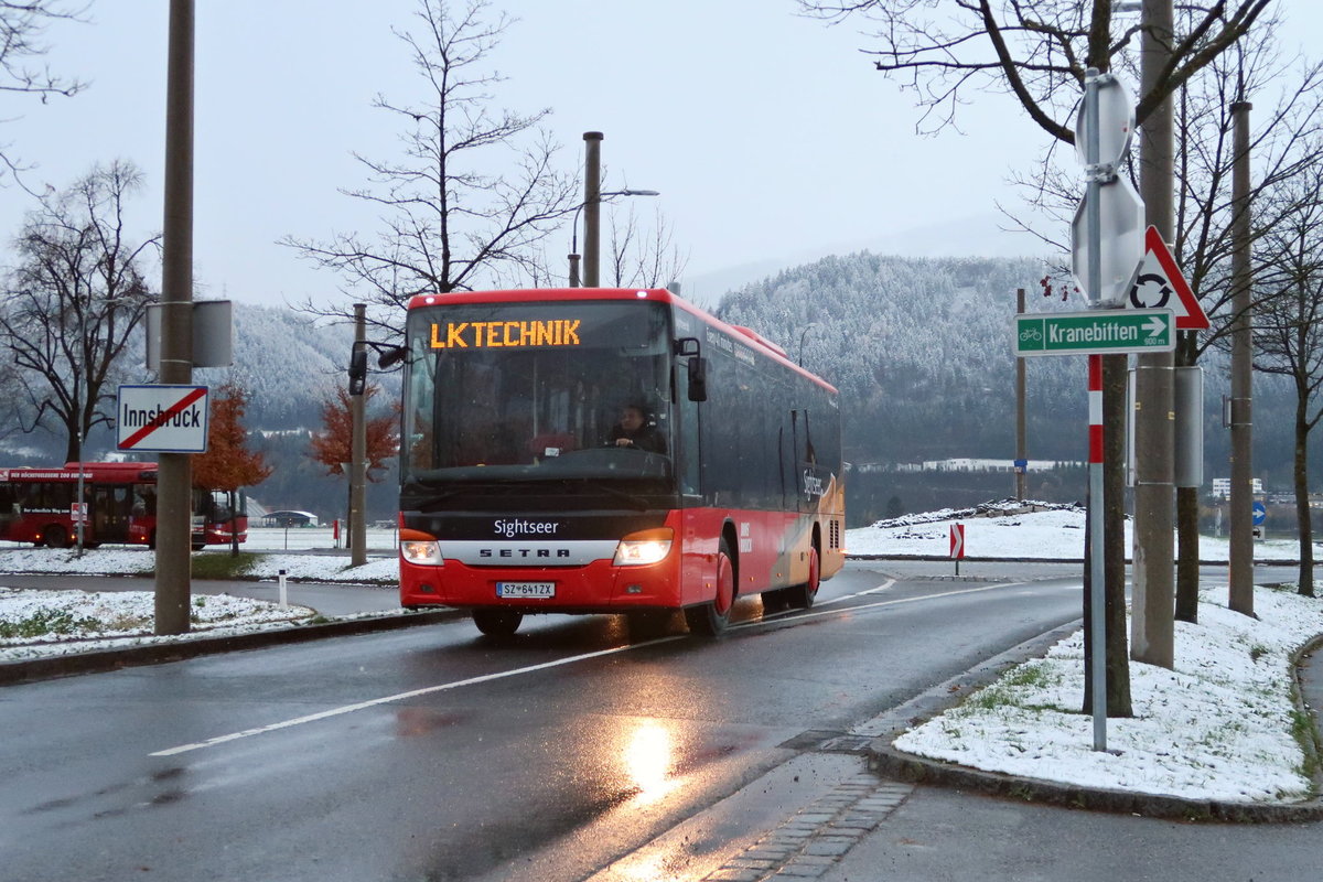 Setra S 415 LE business der Linie LK in der Technikerstraße in Anfahrt auf die Haltestelle Technik-West in Innsbruck. Aufgenommen 13.11.2017.