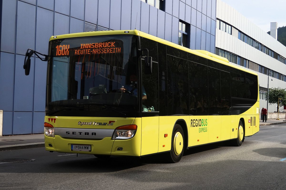 Setra S 415 LE business von tyrol tour I-944MW ist als Linie 160X (Expresslinie Reutte - Innsbruck) baustellenbedingt über die Innerkoflerstraße in Innsbruck umgeleitet. Aufgenommen 29.8.2018.