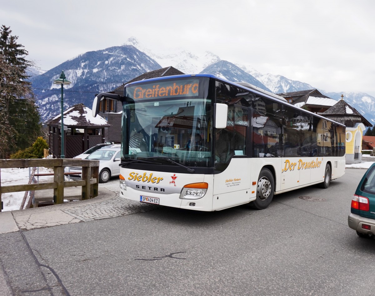 Setra S 415 NF von Siebler Reisen unterwegs auf der Kfl. 5021 als Kurs 11 (Oberdrauburg Bahnhof - Gerlamoos), am 11.3.2016 nahe der Haltestelle Berg im Drautal Mehrzweckhaus.
