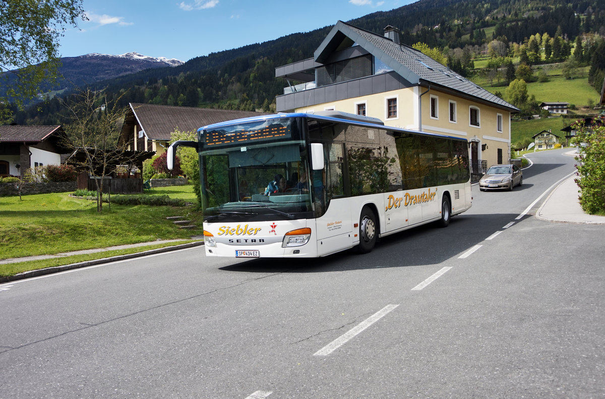 Setra S 415 NF von Siebler Reisen, unterwegs auf der Kfl. 5021 als Kurs 34 (Steinfeld im Drautal Volksschule - Oberdrauburg Bahnhof), am 4.5.2016 nahe der Haltestelle Berg im Drautal Bahnhof.
