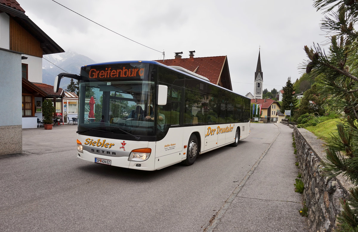 Setra S 415 NF von Siebler Reisen, unterwegs auf der Kfl. 5021 als Kurs 11 (Oberdrauburg Bahnhof - Gerlamoos), am 11.5.2016 nahe der Haltestelle Berg im Drautal Mehrzweckhaus.