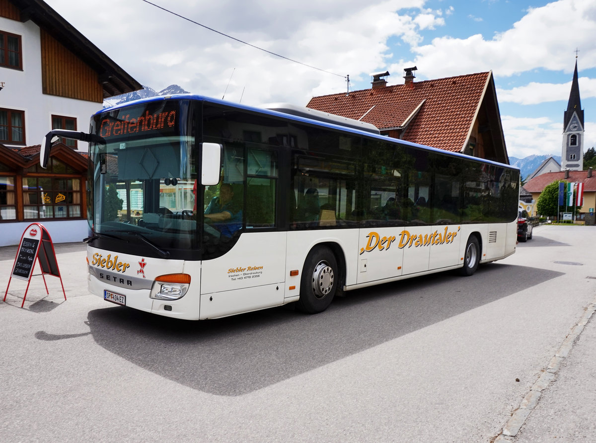 Setra S 415 NF von Siebler Reisen, unterwegs auf der Kfl. 5021 als Kurs 11 (Oberdrauburg Bahnhof - Gerlamoos), am 20.5.2016 nahe der Haltestelle Berg im Drautal Mehrzweckhaus.